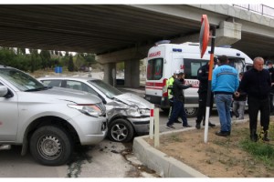 Kamyonet, otomobille çarpıştı: 1 yaralı