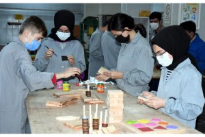 Lisede eski ahşaplardan oyuncak üretip, şehit çocuklarına dağıttılar