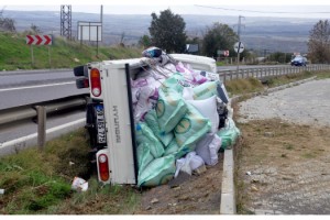 Malkara'da devrilen kamyonette 3 kişi yaralandı