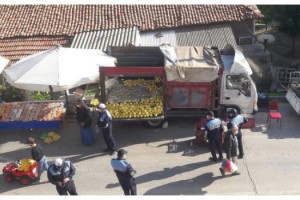 Malkara'da zabıtayı görünce ceza yememek için tezgahı bırakıp kaçtı
