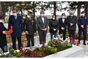 Şehit Uzman Çavuş Selim Vural, mezarı başında anıldı