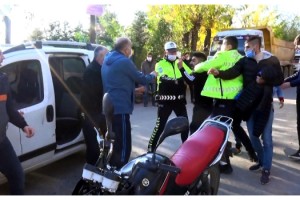 Trafik kazasının ardından çıkan kavgayı polis güçlükle ayırdı