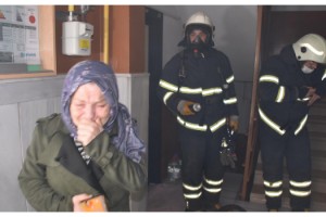 Yangında mahsur kalan engelli kadını itfaiye kurtardı, yakınları gözyaşı döktü