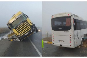 Askeri servis ile TIR çarpıştı: 10 yaralı