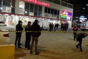 Boşanma aşamasındaki eşini çalıştığı markette av tüfeğiyle öldürdü