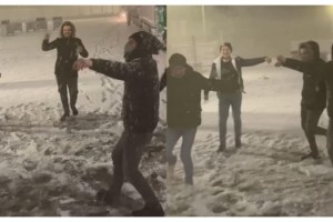 Edirne'de kar yağışını müzik eşliğinde oynayarak kutladılar