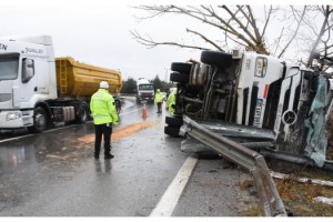 Edirne'de TIR devrildi: 1 yaralı