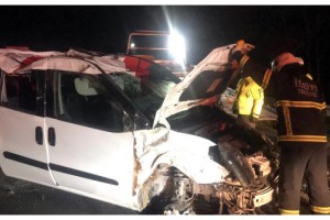 Hafif ticari araç şarampole devrildi: 1 ölü, 1 yaralı