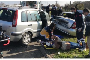 Kazada yaralılara, yoldan geçen sağlıkçı müdahale etti