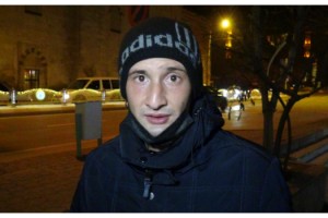 Kısıtlamada gidecek yeri olmadığını söyleyen gence polis yardımcı oldu