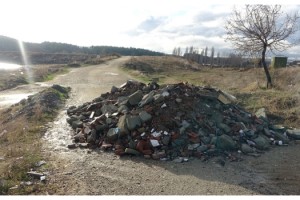 Kısıtlamalara uymayıp, araçta alkol alanlara molozlu önlem