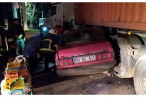 Lüleburgaz'da TIR dorsesi altına giren otomobilde 2 kişi yaralandı