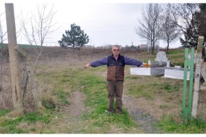 Mezarlığın demir kapıları ile muslukları yine çalındı