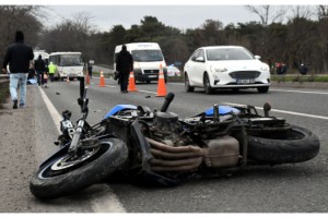 Önce yayaya, ardından motosikletten düşüp bariyere çarpan sürücü öldü
