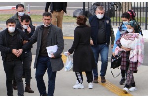 Otomobille kaçarken 2 polisi yaralayan yankesicilik şüphelisi aile adliyede