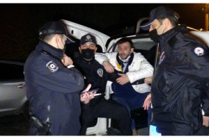 Polise yakalanan alkollü sürücünün videosu sosyal medyada paylaşım rekoru kırıyor