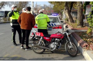 Radar cezasına karşı motosikletin plakasını bantlayarak değiştirmiş
