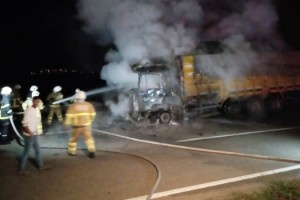 Şeker pancarı yüklü kamyon yandı