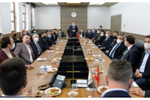 Başkan Yüksel, siyasi parti temsilcilerine kentsel dönüşümü anlattı