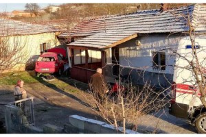 Buzlanma nedeniyle kayıp evin bahçesine giren otomobildeki 2 kişi yaralandı