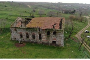 Defineciler tarihi kiliseyi talan etti... Kazılmadık yer bırakmadılar