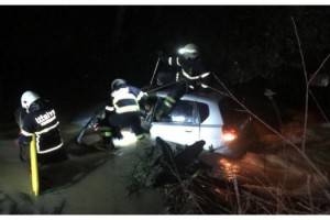 Dereye uçtuğu otomobilde sıkışan sürücü, cep telefonuyla yardım istedi