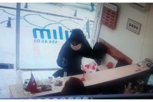 Döviz bürosu sahibi kadın, silahlı soyguncuyu kovaladı