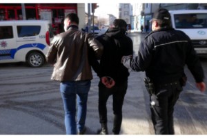 ‘Dur’ ihtarına uymadılar, kovalamaca sırasında polis aracına çarptılar