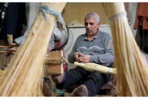 Edirne'nin son süpürgecileri: Süpürgeyi altın değerinde işliyoruz.