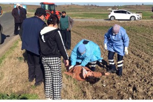 Eşiyle tartışınca seyir halindeki araçtan atladığı iddia edilen kadın, yaralandı