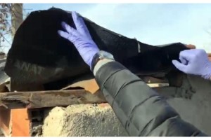 Evin çatısında, çorap içine saklanmış uyuşturucu ele geçirildi