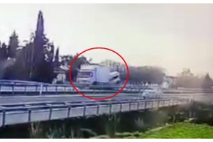 Hafif ticari aracın kamyona arkadan çarptığı kaza, mobesede