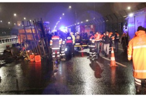 Haliç Köprüsü'nde çekici, yol bakım araçlarına çarptı: 2 ölü