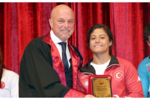 Hastalığı sırasında bağışlarıyla öğrenci okutan profesör, hayatını kaybetti