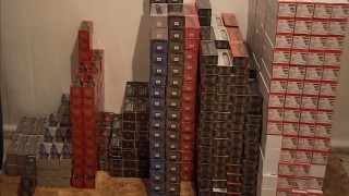 Ipsalada supheli kamyonetten 870 bin liralik kacak elektronik sigara ve telefon yakalandi