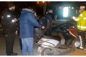 Kısıtlamada motosikletli kuryenin sepetinde içki ve pos cihazı bulundu