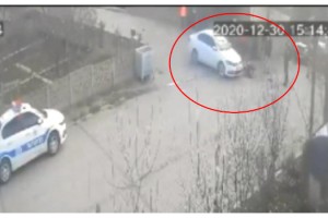 Motosikletlinin, çarptığı otomobilin üzerinden uçtuğu anlar kamerada
