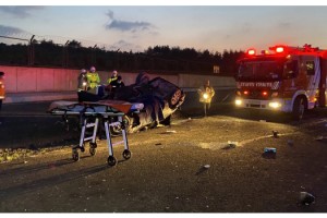 Otomobil beton bariyere çarpıp takla attı; 1 ölü