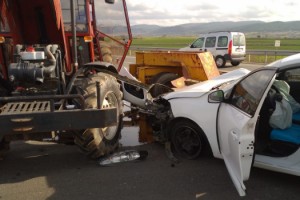 Otomobil ile traktörle çarpıştı: 2 yaralı