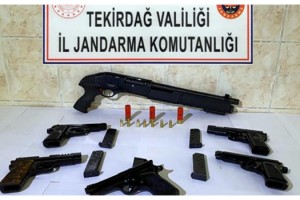 Otomobilde çok sayıda silah ele geçirildi, 2 şüpheli gözaltına alındı