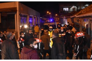 Polis aracına kiremitli saldırı: 1 polis yaralandı