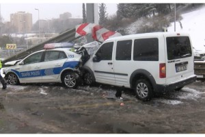 Sivil polis aracı, trafik polisi aracına çarptı: 3 polis yaralandı