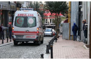 Sokağın ortasına park ettiler, Ambulansı dakikalarca beklettiler