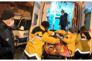 Tartıştığı karısını bıçakladı, ağlayarak polisi aradı