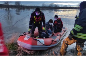 Tunca Nehri taştı, minibüsünün üzerinde mahsur kalan sürücüyü, AFAD kurtardı