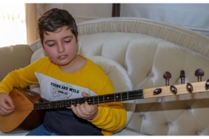 12 yaşındaki Aybars, dededen miras yetenekle bağlama ustası oldu