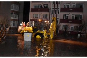 Babaeski’de dereler taştı, evlerde mahsur kalanlar kepçeyle kurtarıldı