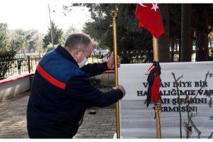Çorlu Şehitliği'nde çalınan pirinç bayrak direkleri yenilendi