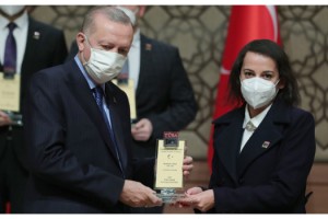 Dr. Kübra Fettahoğlu, ödülünü Cumhurbaşkanı Erdoğan’ın elinden aldı