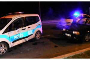 Drift yaptıktan sonra kaçan otomobil, kovalamacada polis aracına çarptı